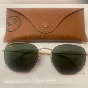Ray-Ban hexagonal flat lenses. Polished gold, lenses green